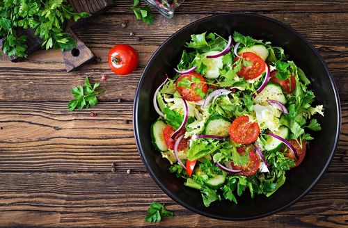 Salada Mista de Alface, Tomate, Cebola e Pepino